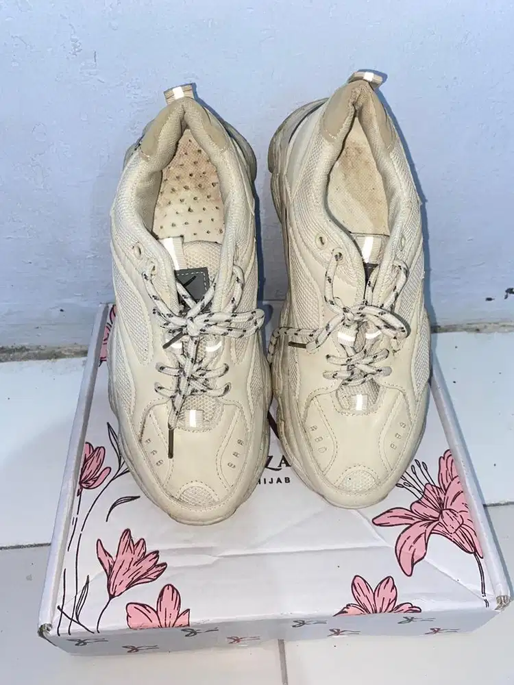 Sepatu Olahraga Putih