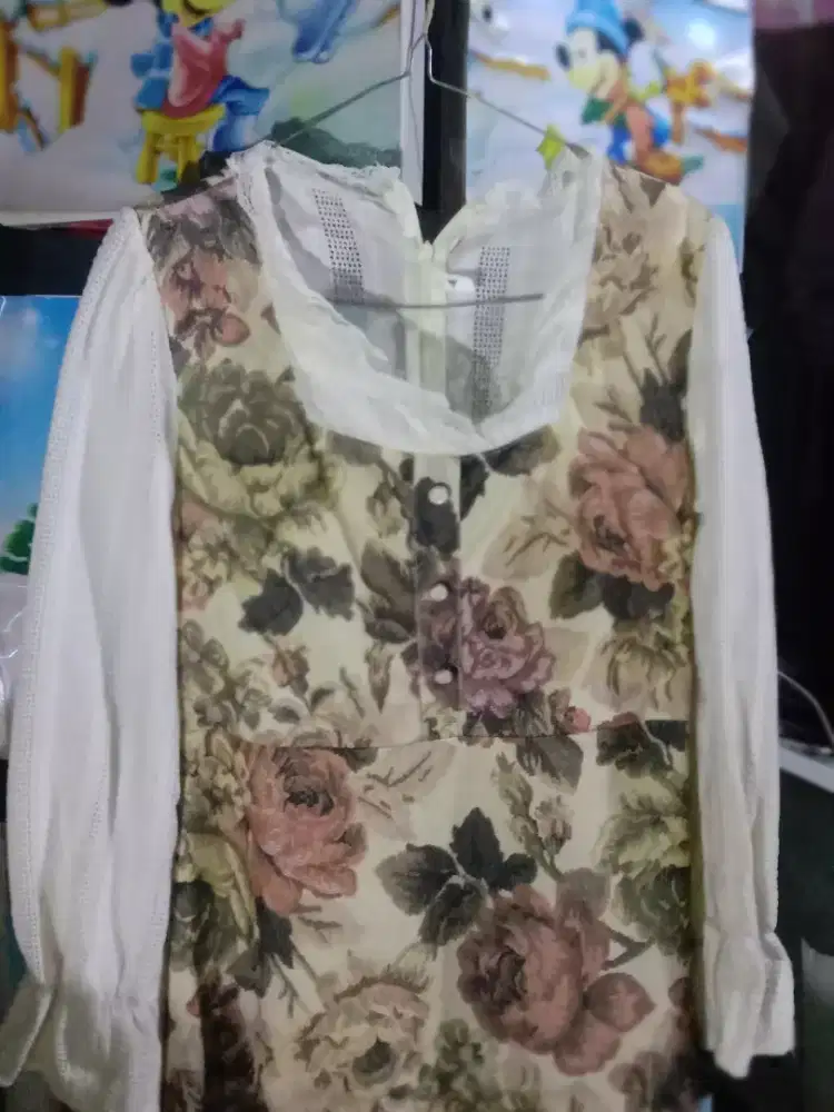 Gaun wanita motif bunga, tinta nostalgia retro