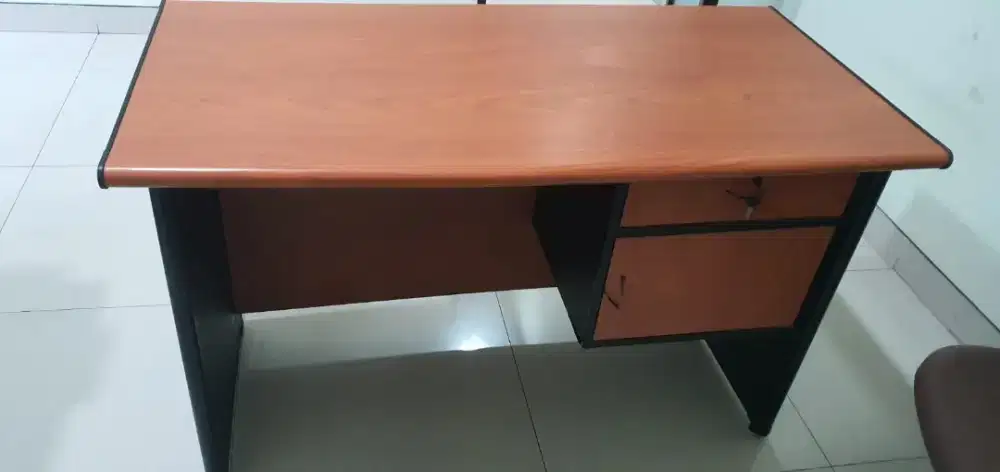 Meja kerja kantor
