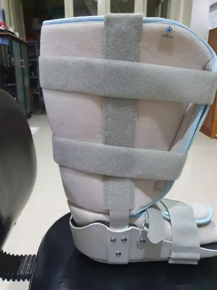 Sepatu terapi ukuran M