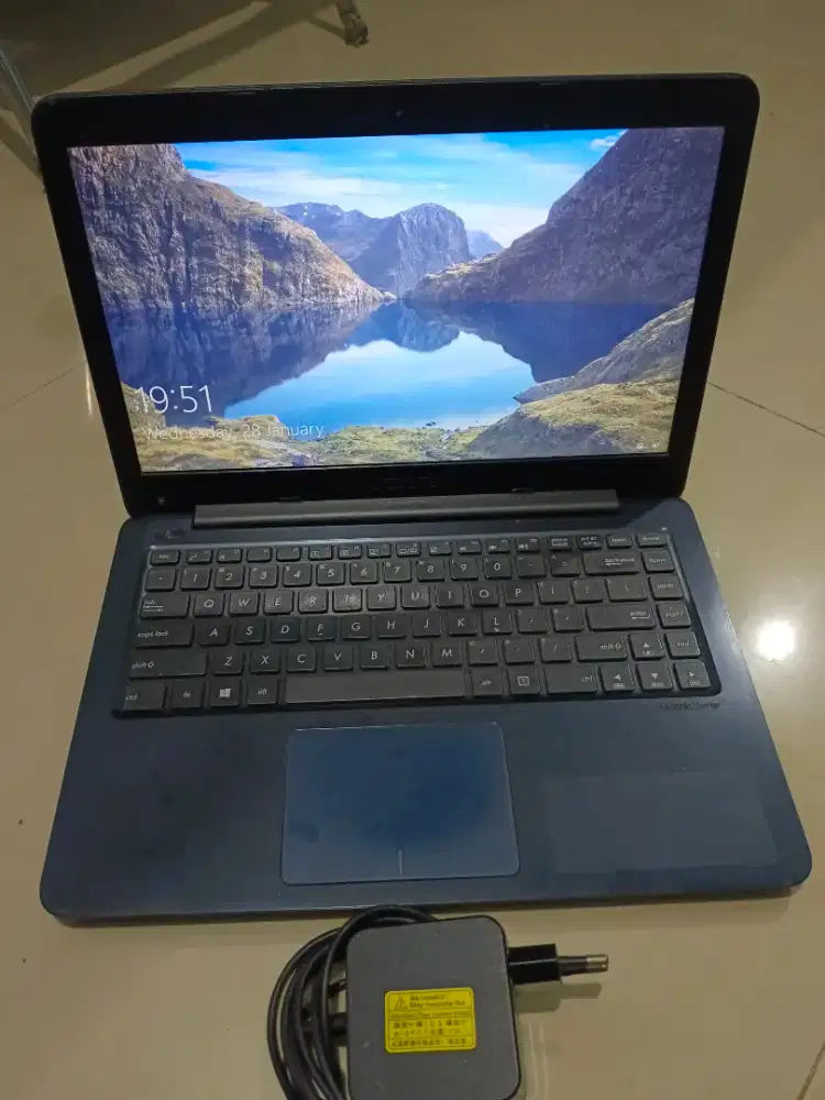 Azus E402YA  4/1tera segel mullus normal