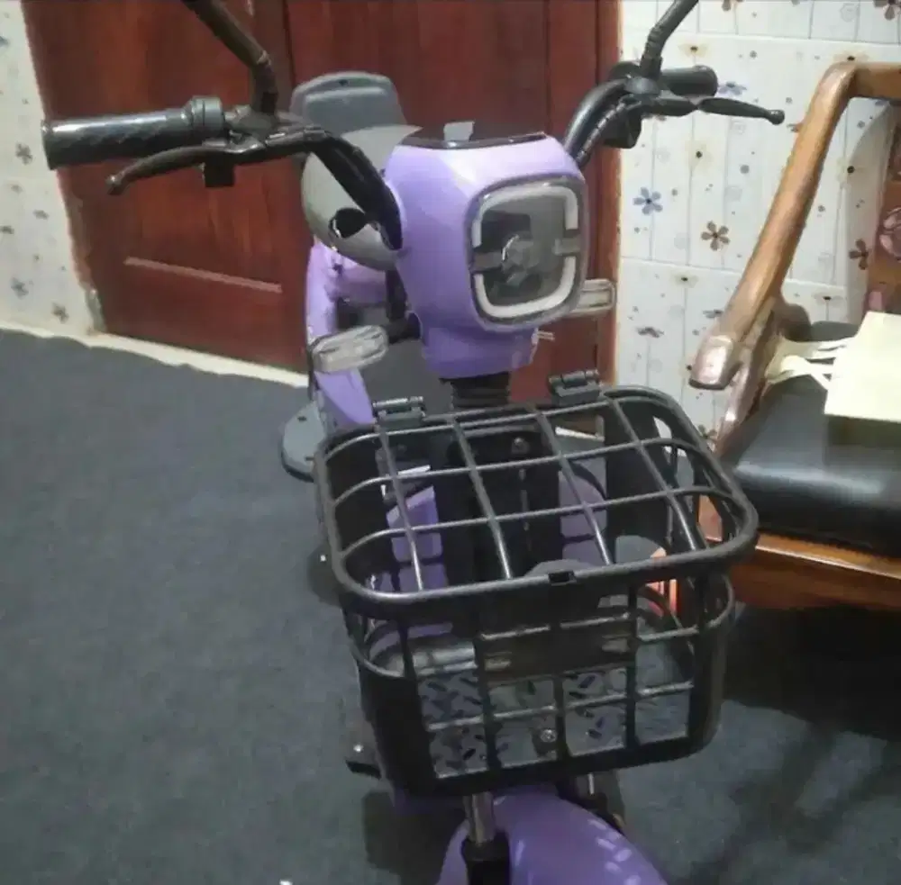 Dijual sepeda exotic warna ungu.