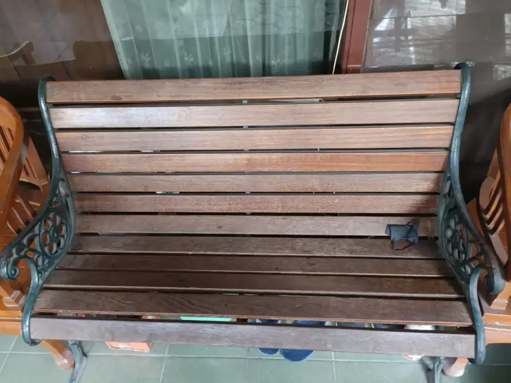 Kursi taman besi dan kayu jati sesuai foto