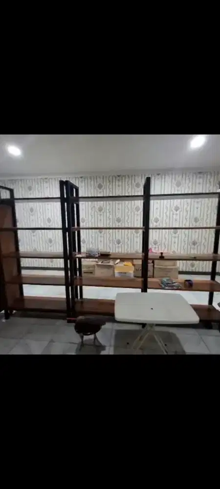 Rak bekas toko kitab