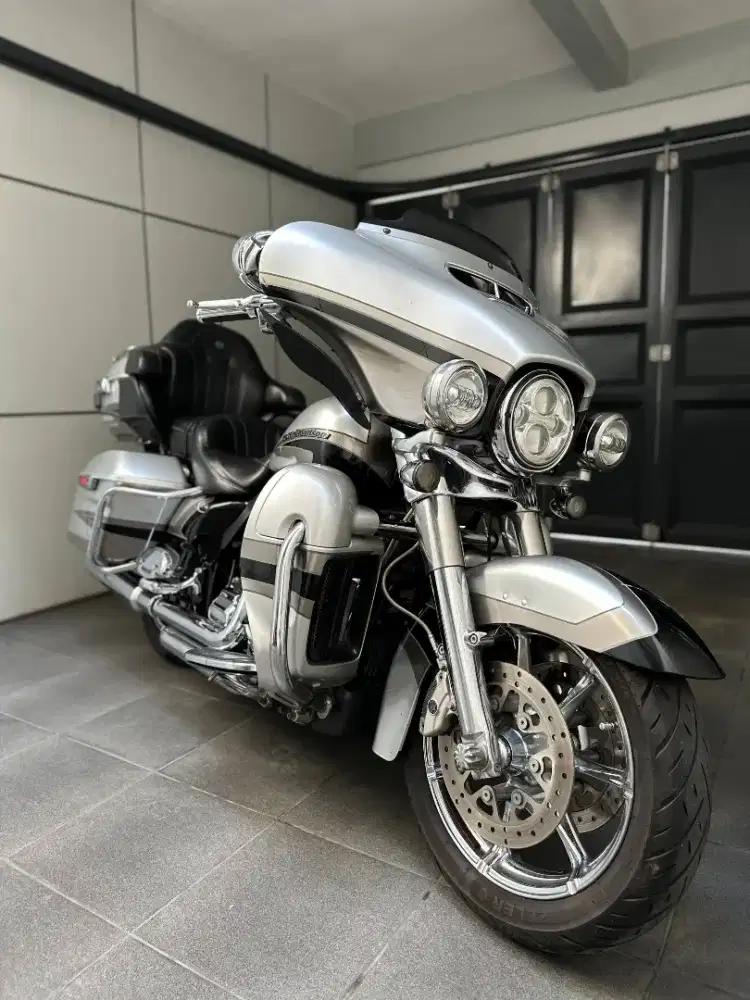 Harley Davidson Ultra Limited CVO 2017 Kondisi Top Full Original