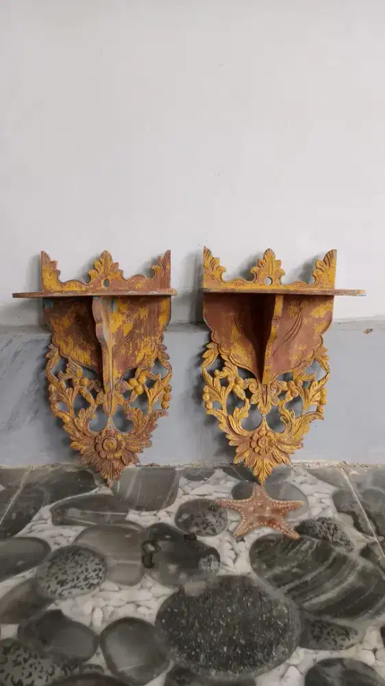 Sepasang tatakan/rak dinding antik