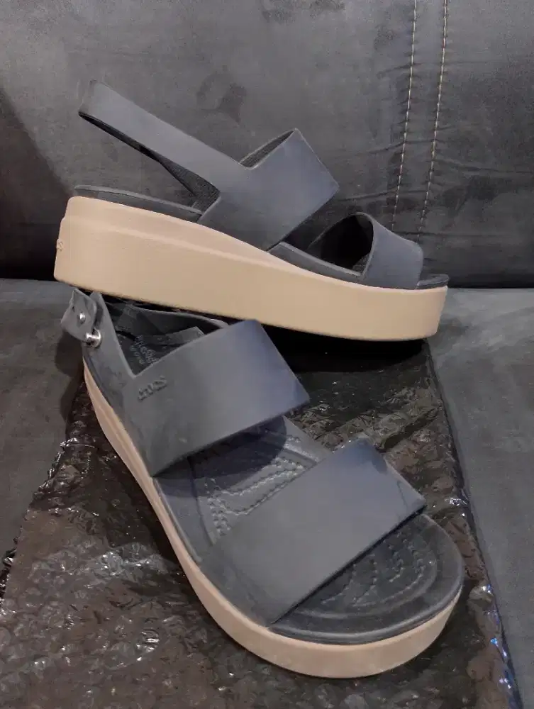 Sepatu sandal Crocs wanita