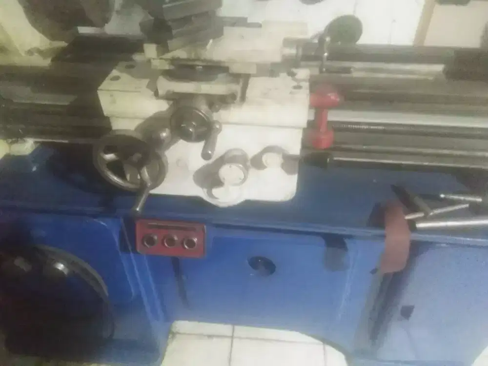 Mesin bubut C6127 panj 750 benda kerja