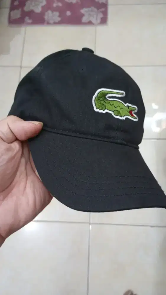 Topi Lacoste Hitam dipakai sebentar