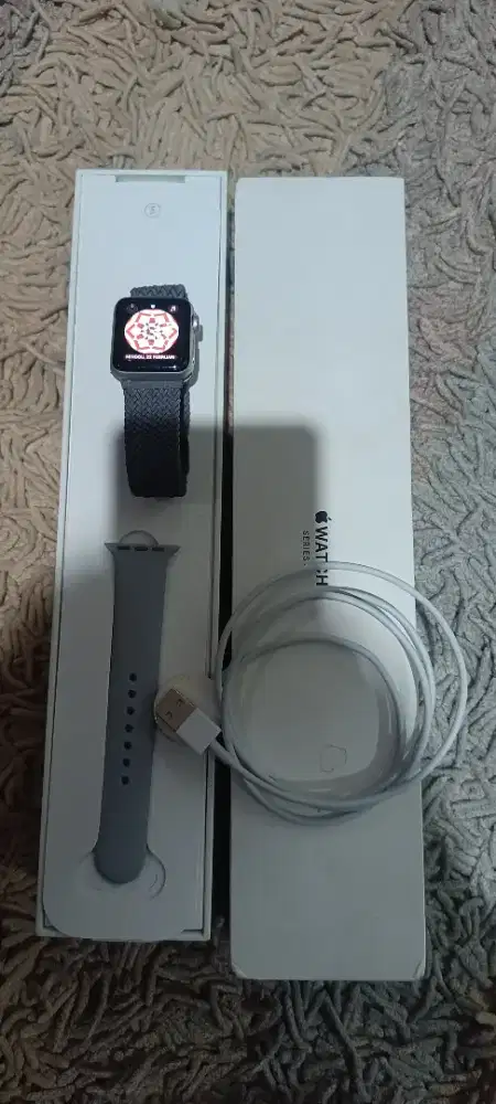 IP watch series 3 dan Garmin venu sq