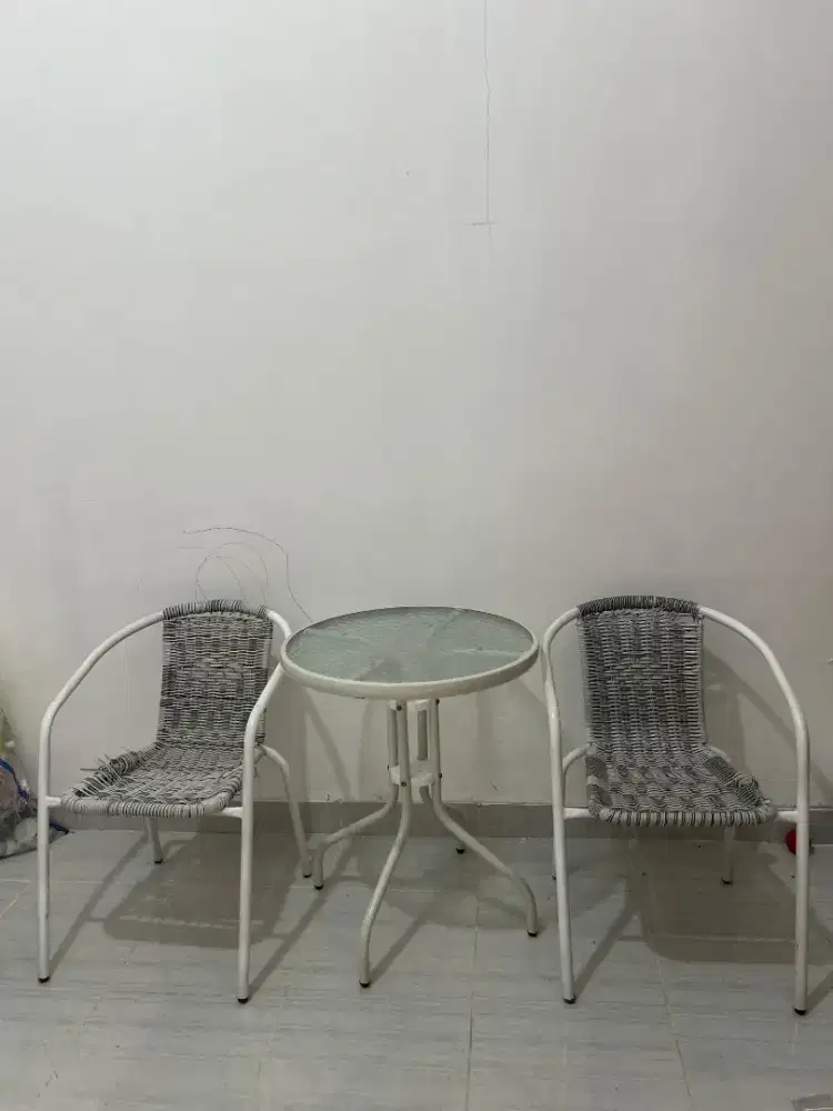 Kursi dan meja Informa satu set