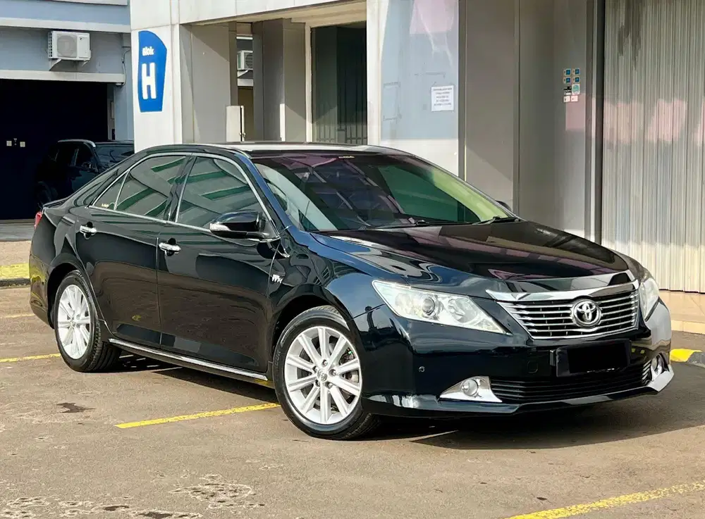 TOYOTA CAMRY V AT TAHUN 2014