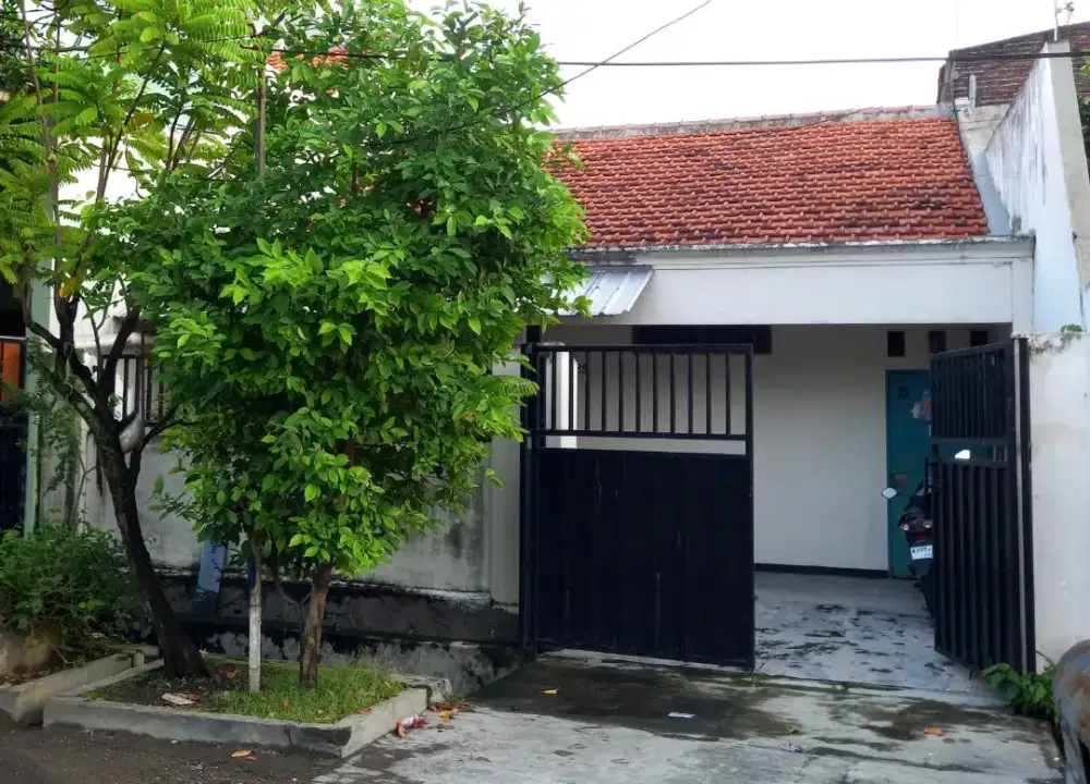Rumah Barata Jaya dekat jalan raya