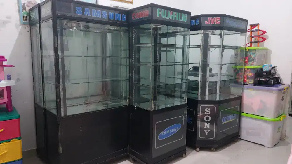 Etalase kamera siap pake