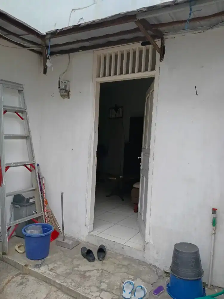 Dikontrakkan ada kursi .tempat tidur .dll