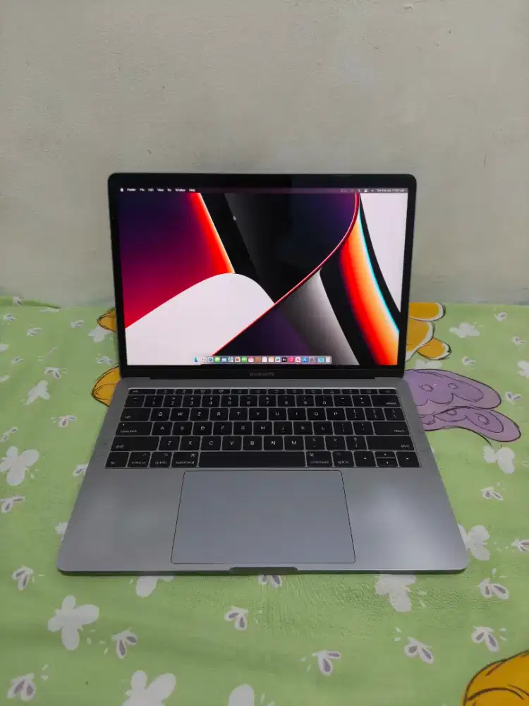 Macbook pro 13 inch 2017 i7 16gb/512gb