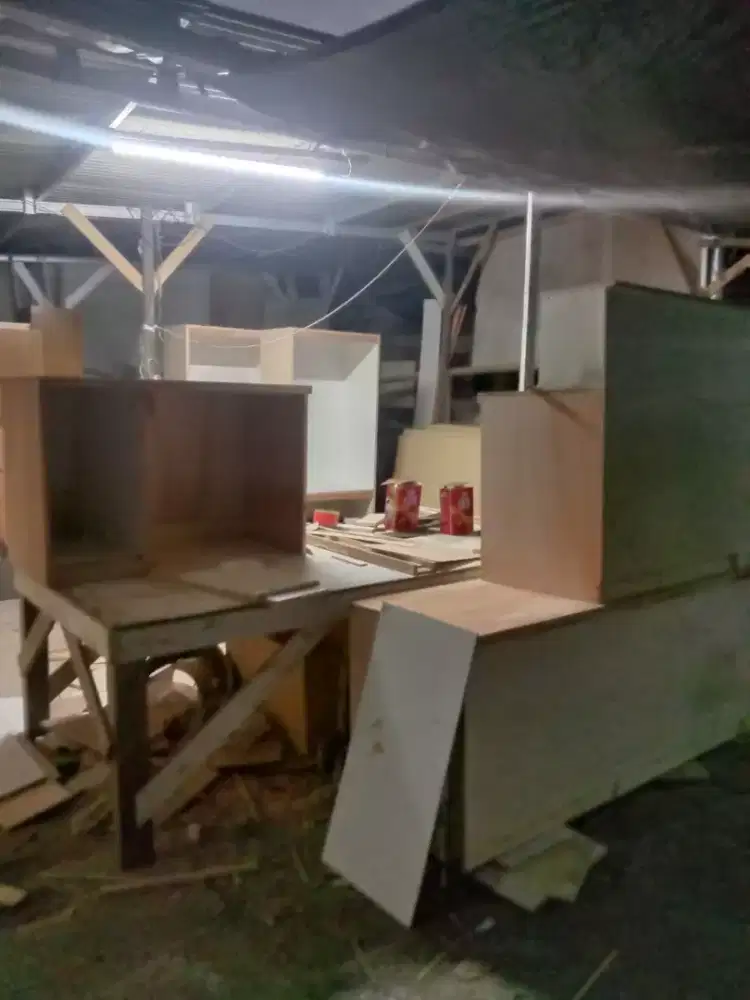 Tukang kayu dan tukang batu berpengalaman