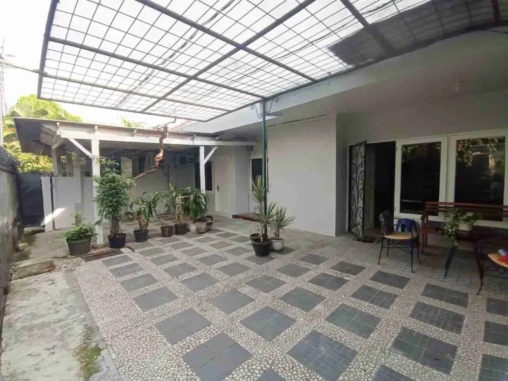 Disewakan rumah besar dalam komplek kayu putih