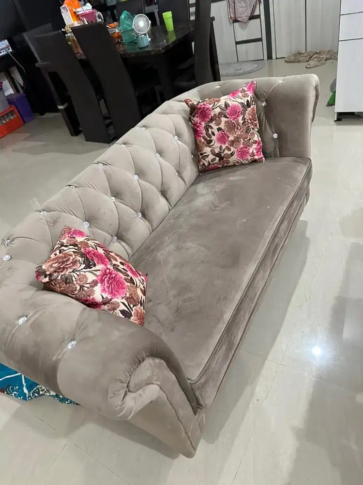 sofa kancing coklat