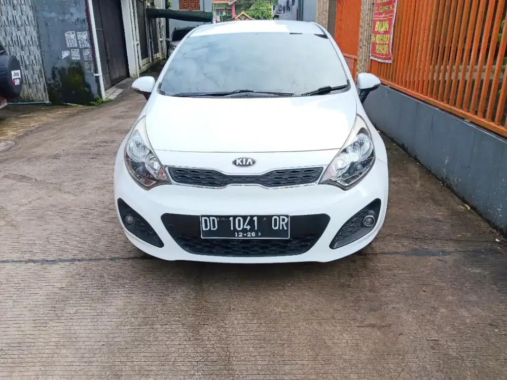Kia Rio Manual Thn 2014 pake Pribadi Surat lengkap pajak aktif mulus.