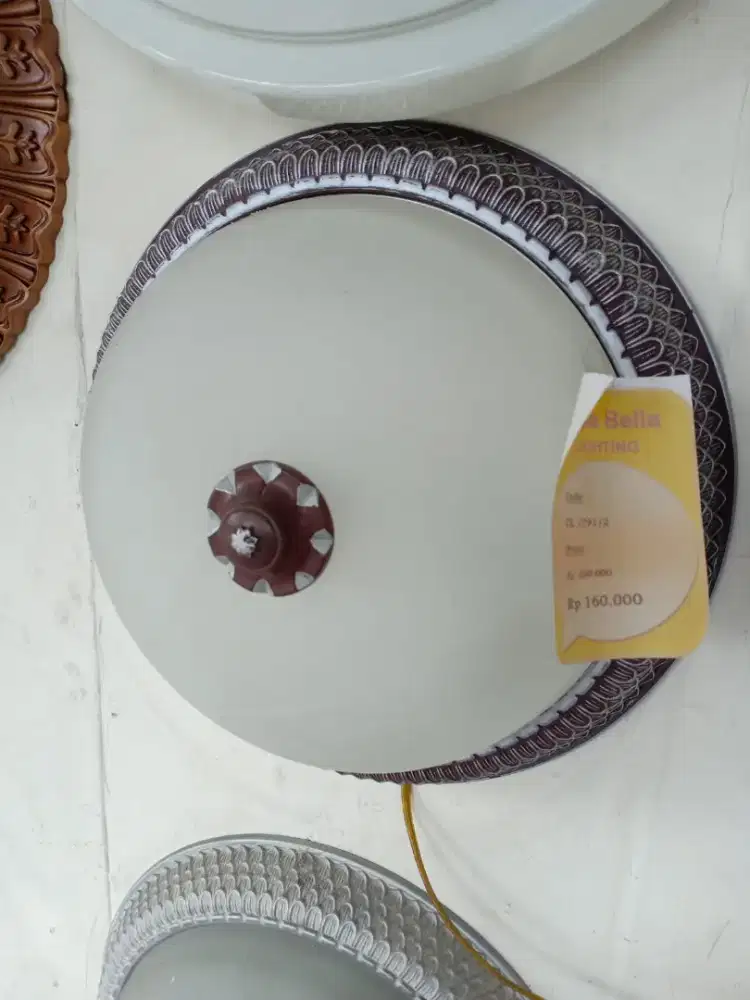 Lampu plafon klasik