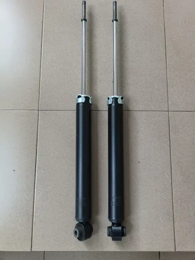 Shockbreaker belakang bekas alphard gen 2