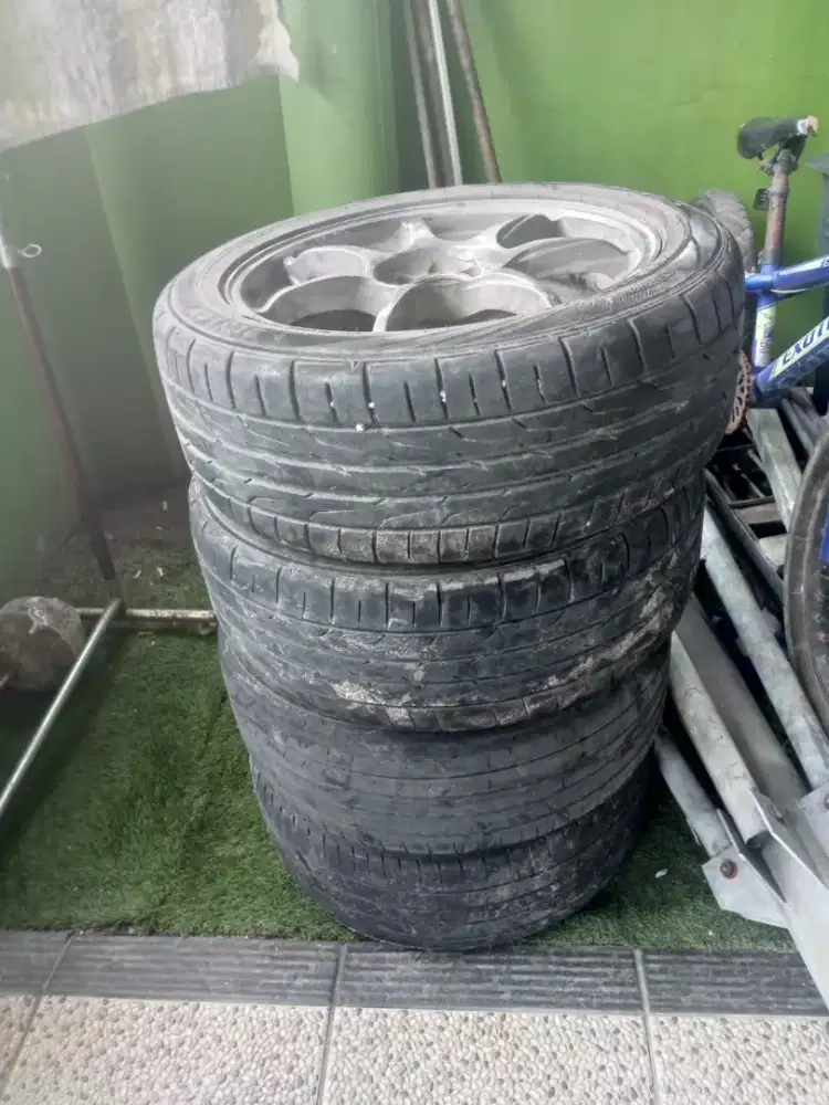 Dijual ban & velg. Merek dunlopp. 17 inch