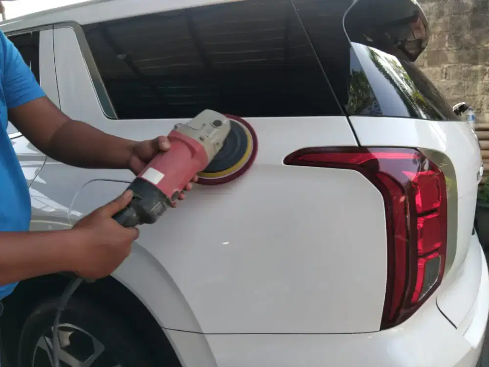 Teknisi Poles dan Salon Mobil