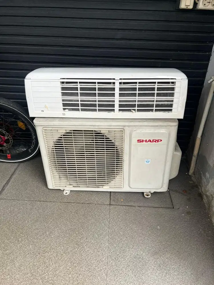 Dijual ac merek sharp setengah PK,selang,bleket,remot
