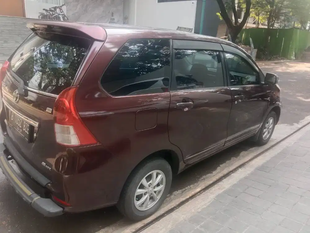 TOYOTA AVANZA MAROON - 2011