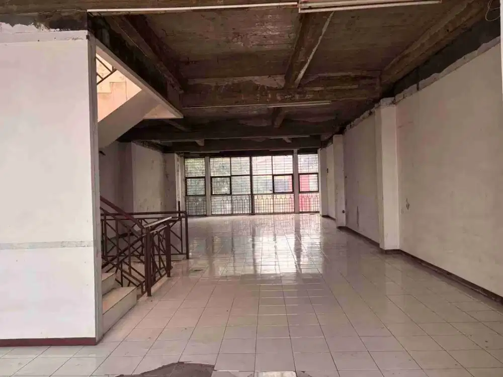 Disewakan ruko Mataram bangunan 3.5 lantai siap usaha lokasi sangat strategis tengah kota