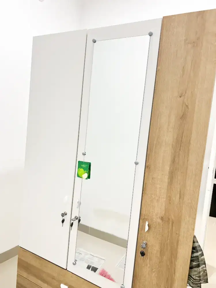 Lemari pakaian dan hijab