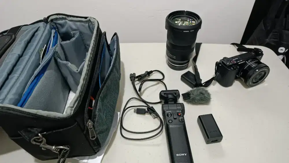 Sony Zv e10, Lensa Tamron 17-70 mm f 2.8, tripod Sony beserta tasnya