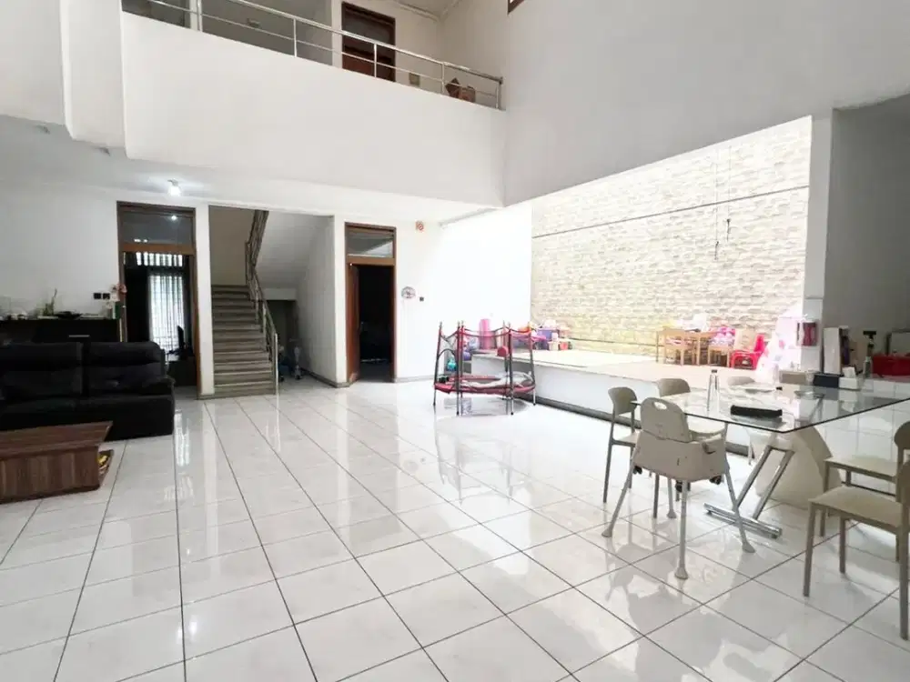 Rumah Besar dan Terawat di Sriwijaya Jalan Utama