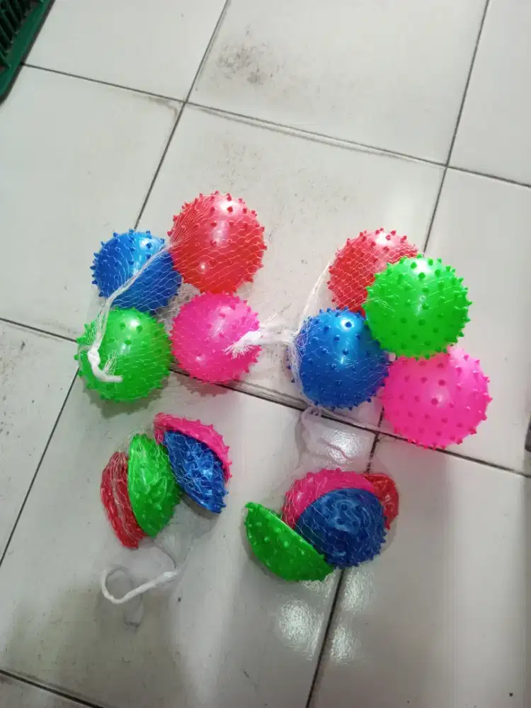 mainan anak bola karet duri isi 4