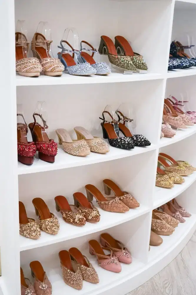 Menjual sepatu pesta premium