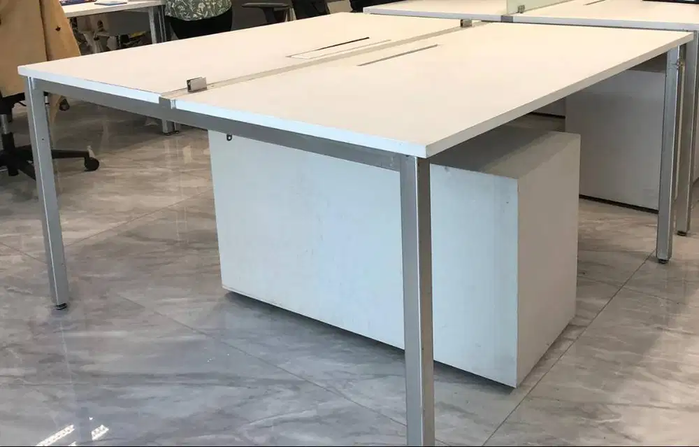 Meja Kantor Bekas, Kaki Besi Kokoh, Warna Putih