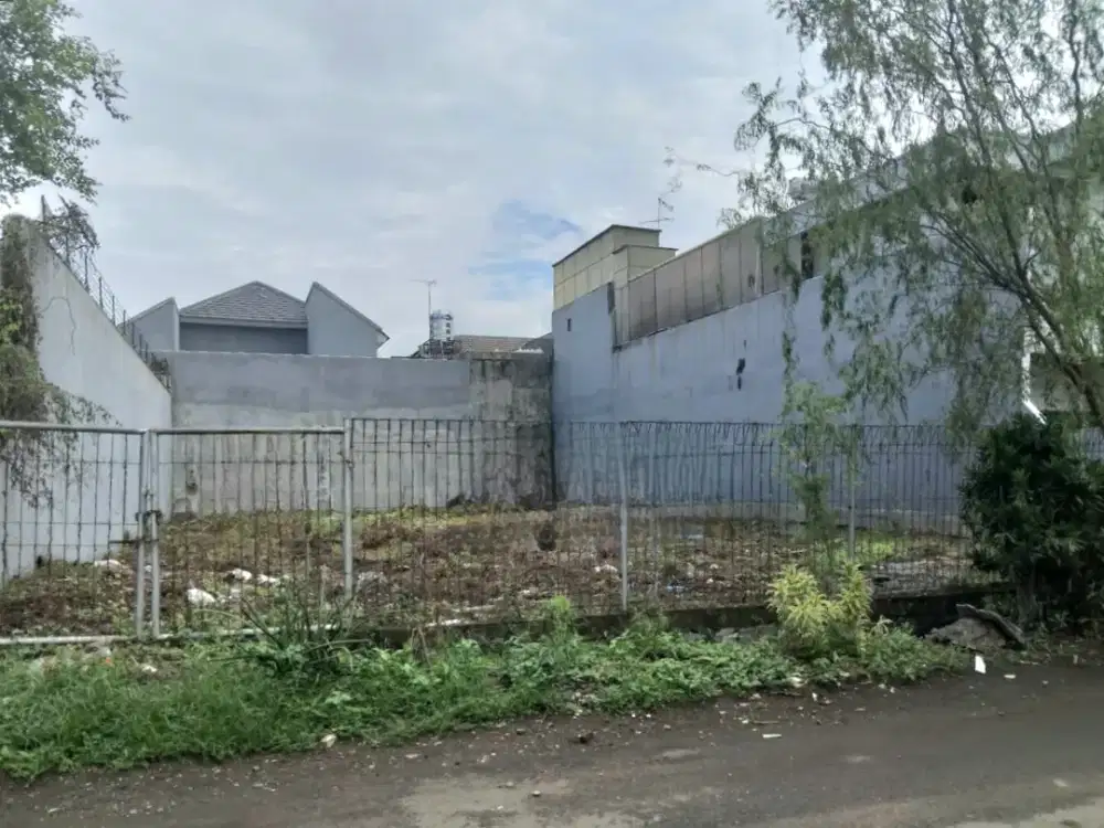 Kavling siap bangun di daerah hunian yang tenang di Pulomas Barat, 14x29m2; dekat ke berbagai fasilitas