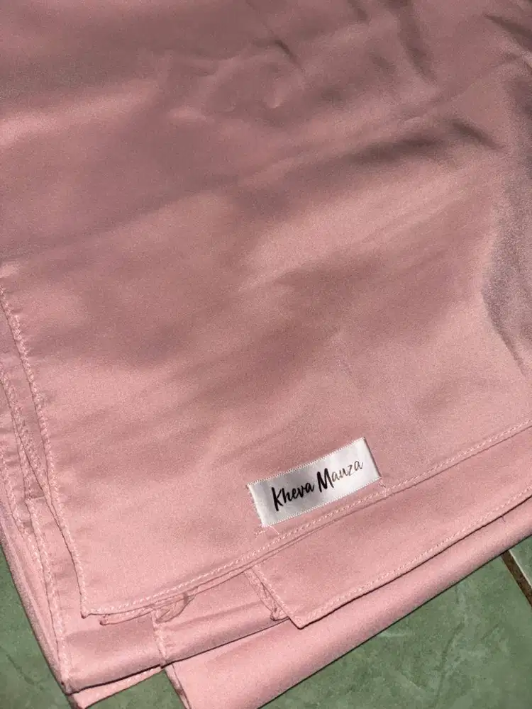 Kerudung segi empat Satin