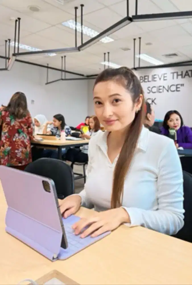 Mencari pekerjaan bagian Resepsionis & FnB