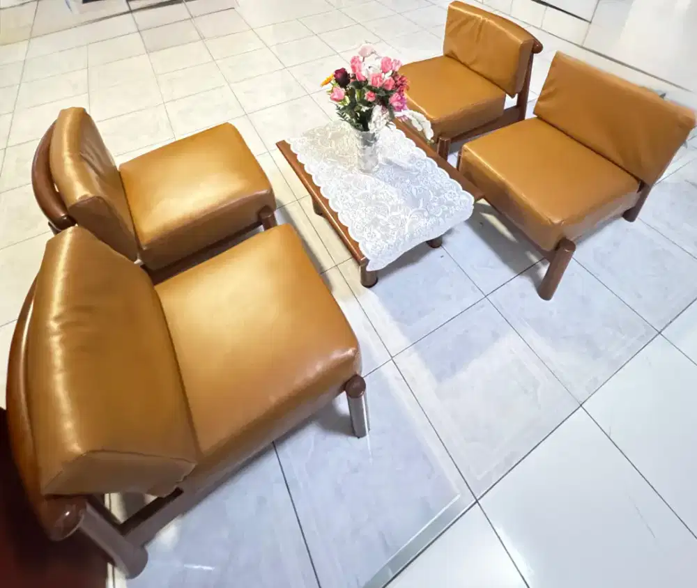 Dijual 4 kursi sofa lengkap dengan meja 1 set