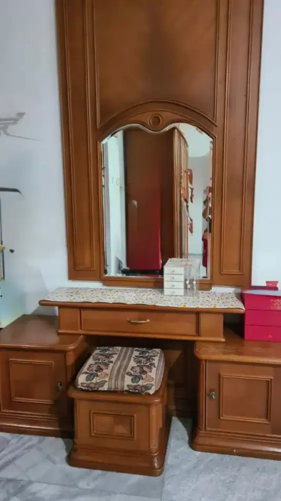 Meja rias dari kayu jati
