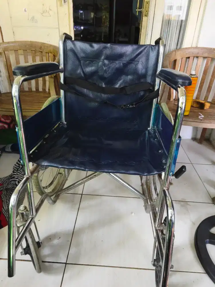 Kursi roda besi lipat standar kemenkes