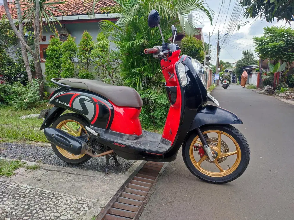 HONDA SCOOPY FI TAHUN 2013 SS KOMPLIT