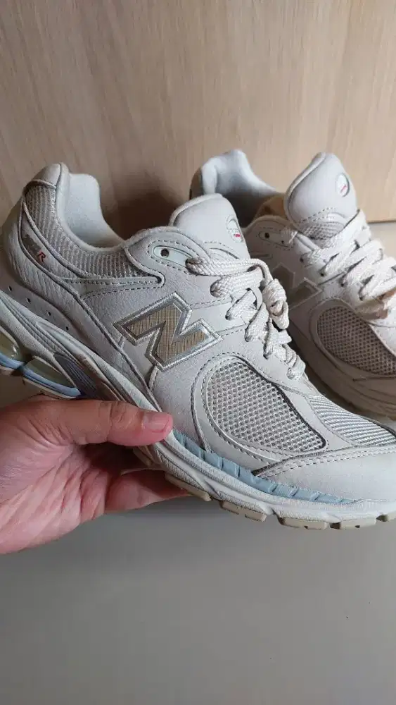 Sepatu NEW BALANCE 2002R