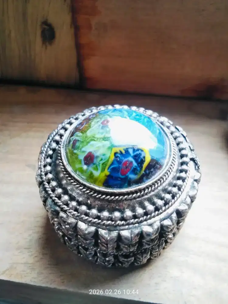 Tempat perhiasan kuno antik