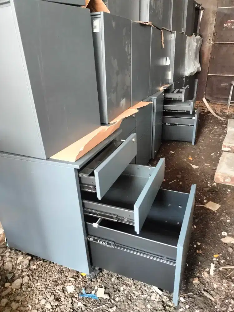 Nakas/drawer/laci 3, plat besi Merk INFORMA, Pakai roda, Bekas bagus