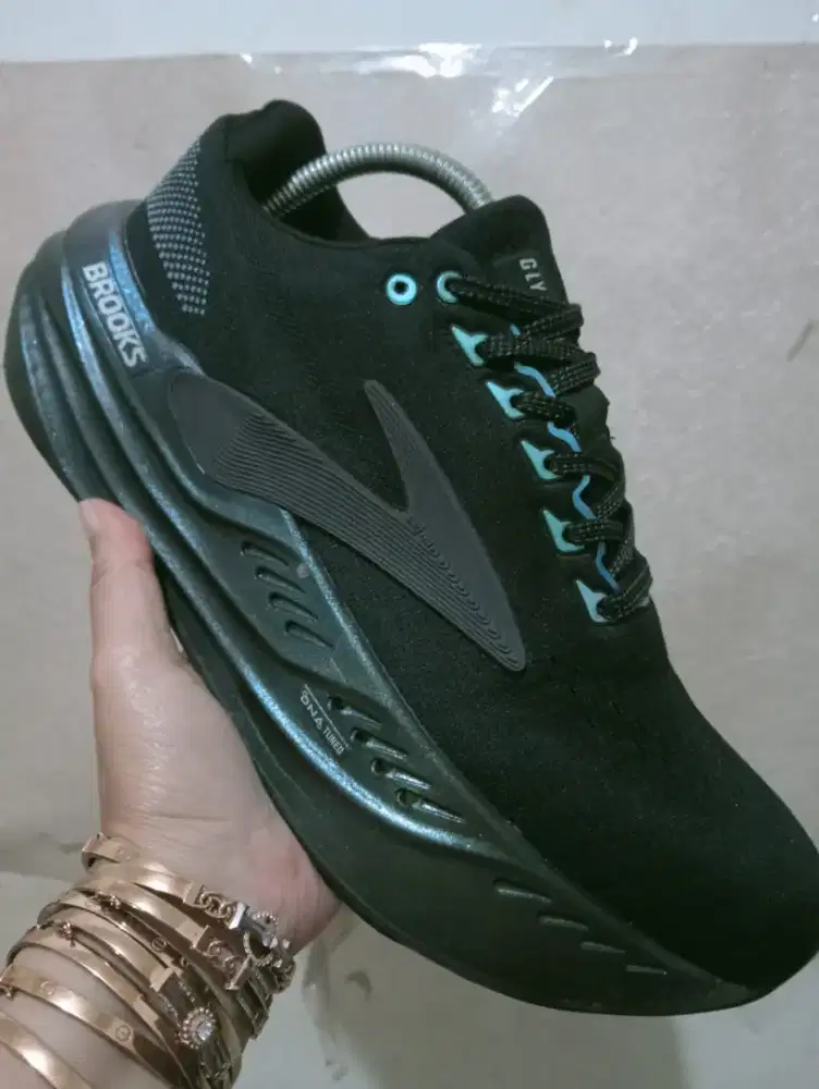 Sepatu running Brooks
