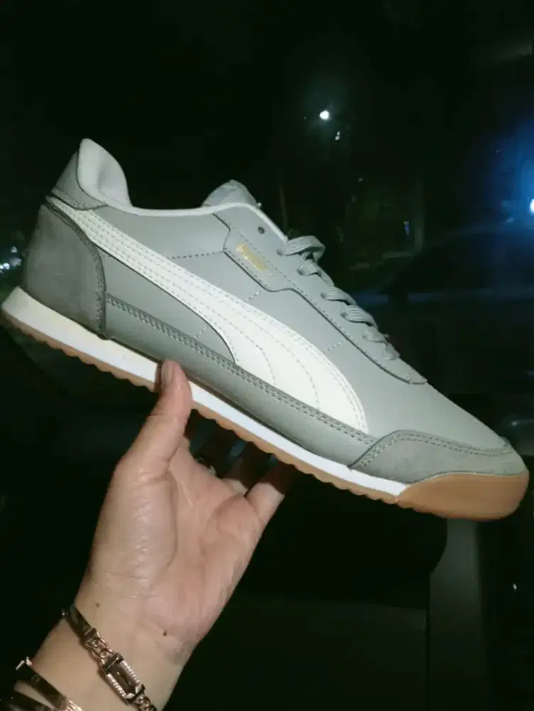 Sepatu sneaker puma