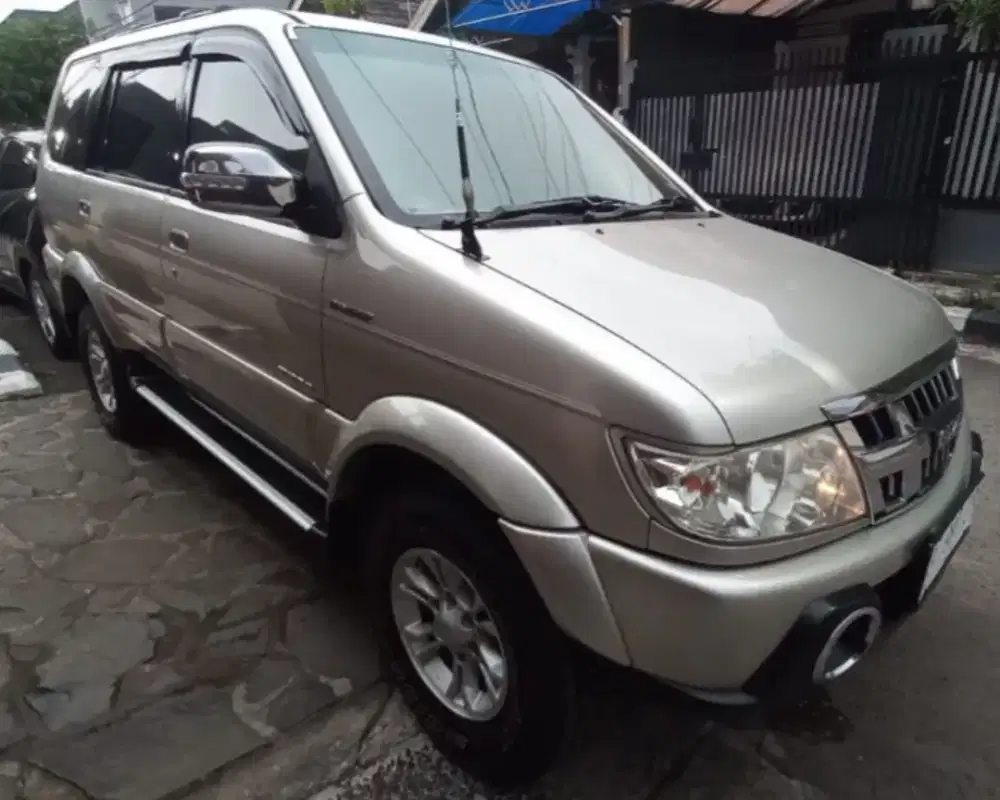 Isuzu Panther Grand Touring 2012/2011